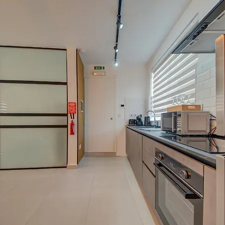 Apartment Stunning With Hot Tub Senglea