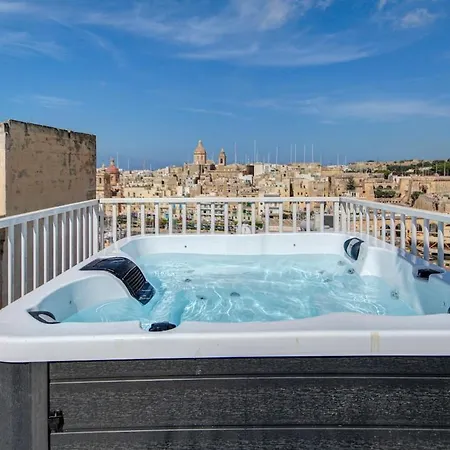 Stunning With Hot Tub Apartment